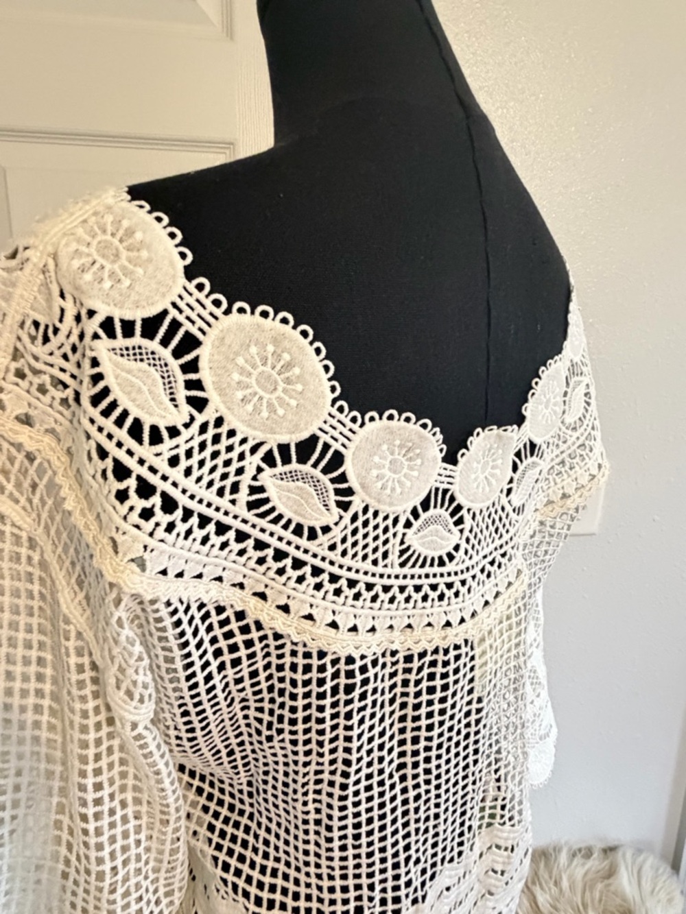 Farm Rio Lace Crochet Poncho Top White Boho Coastal Cover Up NWT Size L - Picture 5 of 9